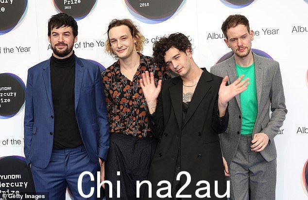 被驱逐:由 Healy(中右)、贝斯手 MacDonald(左)、主音吉他手 Adam Hann(右)和鼓手 George Daniel 组成的 The 1975 也被禁止在马来西亚演出