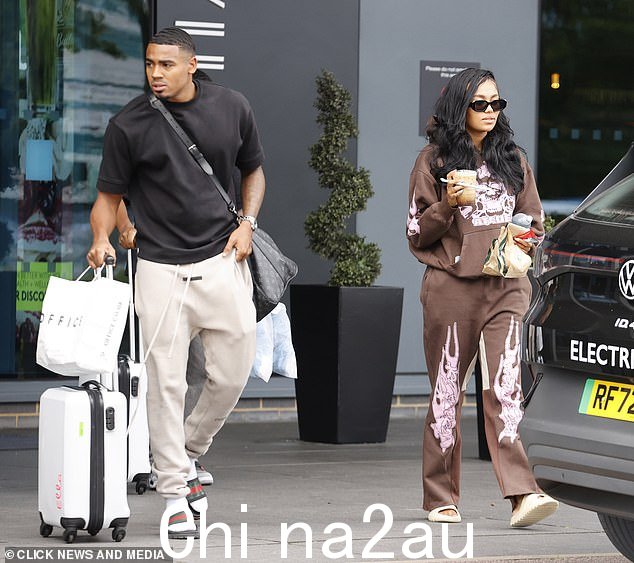最爱:获得第三名的 Tyrique Hyde 和 Ella Thomas 在拎着星巴克走出酒店时也拥抱了舒适的运动服造型