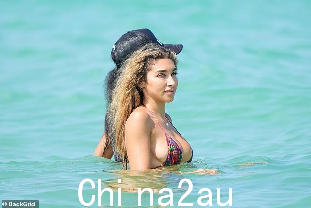 冷静下来:当大家去海里游泳时,她和朋友们聊天