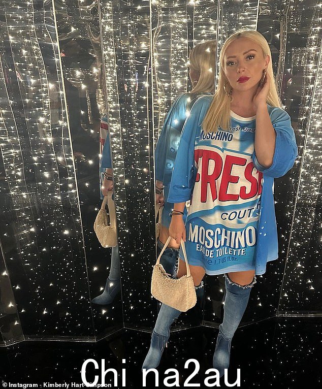 看起来不错:这位 Celebs Go Dating 明星穿着蓝色图案 T 恤连衣裙,搭配高耸的牛仔长筒靴,在当晚给人留下深刻印象