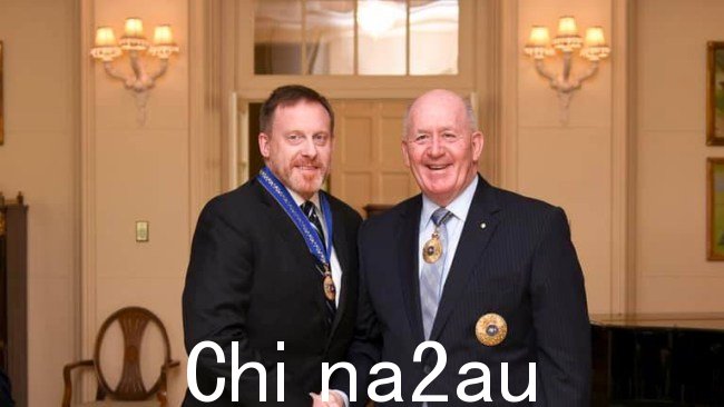 海军上将迈克·罗杰斯 (Mike Rogers) 收到总督彼得·科斯格罗夫 (Peter Cosgrove) 的 AO 2019 年在总督府。图片:Facebook。” size=