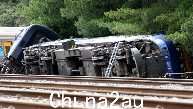 列车前车厢翻倒并侧滑，然后才停下来。图片：NCA Newswire/Andrew Henshaw