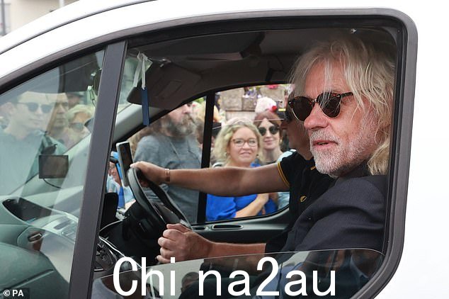 埋葬:Boomtown Rats 歌手鲍勃·格尔多夫 (Bob Geldof) 出席了葬礼,随后乘坐一辆白色出租车跟随送行人员,在她下葬时在墓边