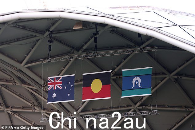 阿博特先生还表示澳大利亚国旗“属于我们所有人”,这与原住民旗帜形成鲜明对比(图为上个月国际足联女子世界杯澳大利亚和新西兰比赛前展示的中心)