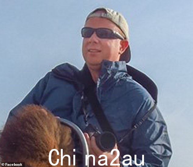 西蒙·帕特森在从严重的胃病中恢复期间与父母住在一起