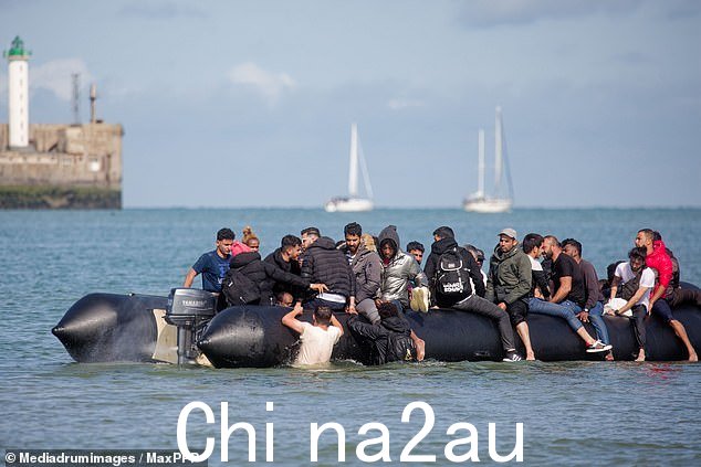 7 月 18 日,一位法国摄影师在英吉利海峡对面的布洛涅滨海布洛涅拍摄了这艘船的接载照片