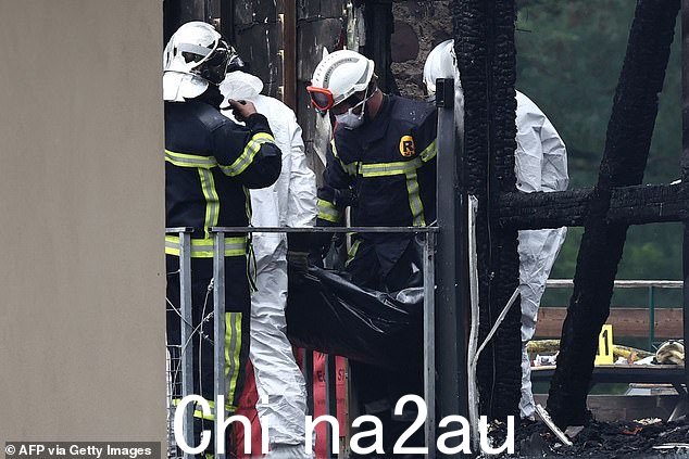 8 月 9 日,法国东部温岑海姆的残疾人度假屋发生火灾,消防队员疏散在被烧毁的建筑物中发现的尸体