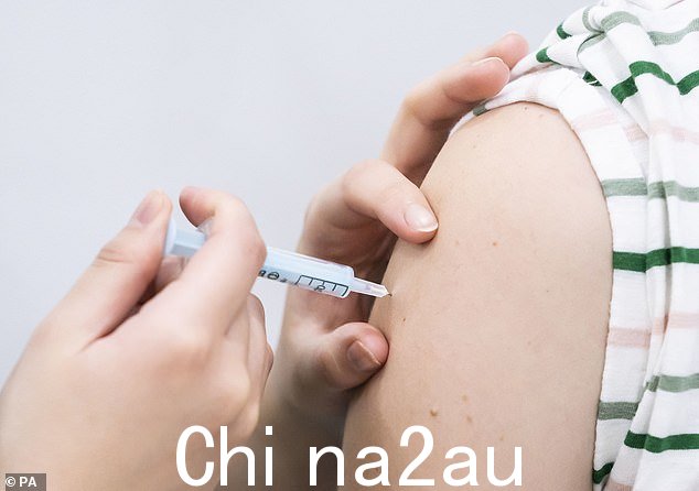 官员们最初计划将每年的推出规模缩减至仅 65 岁以上,尽管警告称这一“短视”举措将使数百万人在今年冬天变得脆弱。但昨天他们还透露,他们我们正在为 10 月份开始的免疫接种活动做准备,比平常晚了整整一个月。药剂师担心这一决定可能会在计划开始时影响供应,但是