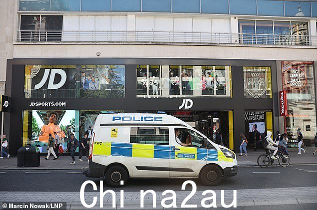 8 月 9 日,一辆警车在伦敦牛津街的 JD Sports 外拍摄,人们担心这个受欢迎的购物区可能会被年轻人占领