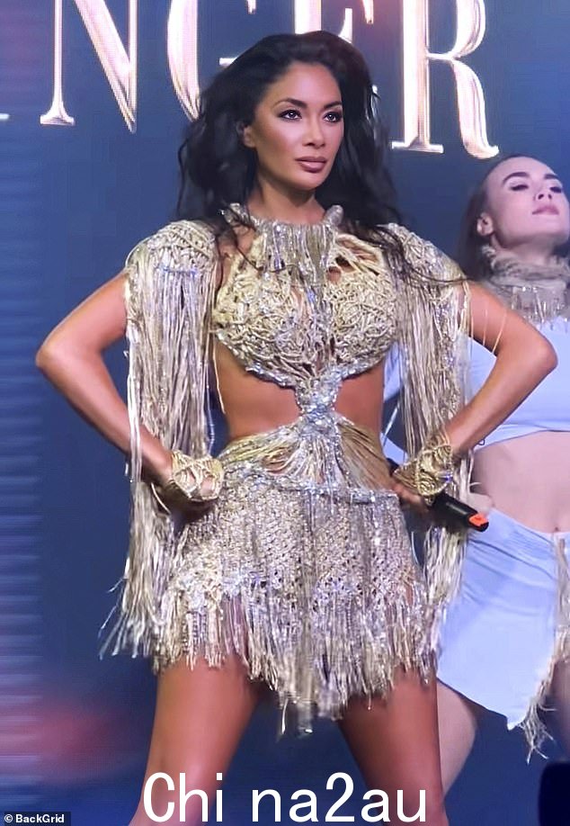 顽皮! 45 岁的 Nicole Scherzinger 在撒丁岛的亿万富翁俱乐部登台进行诱人表演时,以两种令人难以置信的造型惊艳亮相