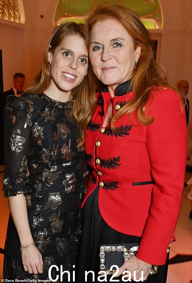 强烈的职业道德是 Sarah 希望向 Beatrice 灌输的另一个核心价值观(合影于 2022 年 12 月),Beatrice 目前在一家名为 Affiniti 的软件公司担任顾问
