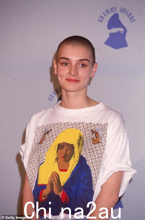 Sinead O'Connor 在格莱美颁奖典礼上合影1989 年