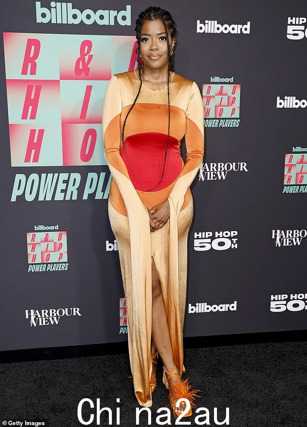 回头率:Karen Civil 摆出姿势拍照时,身着三色连衣裙,紧紧贴合她的雕塑身材,引人注目