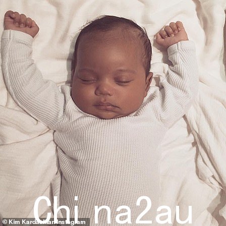 12 月,Kim 和 Kanye 于 2015 年 12 月 5 日迎来了他们的第二个孩子,儿子 Saint West。