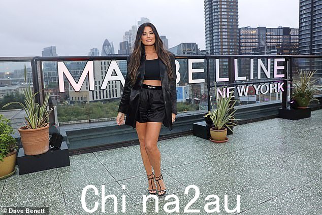 看起来不错:这位 37 岁的前 TOWIE 明星前往伦敦 Shoreditch House 举行的美宝莲 x Mimi Webb 发布会,在那里她穿着时尚的服装展示了她的色调别针