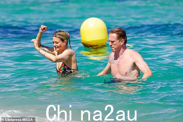 音乐明星:Alison 于 2000 年在伦敦与吉他手 Jamie Hince 组建了 The Kills,他们的 2016 年专辑《Ash & Ice》在英国排行榜上最高排名第 18 位
