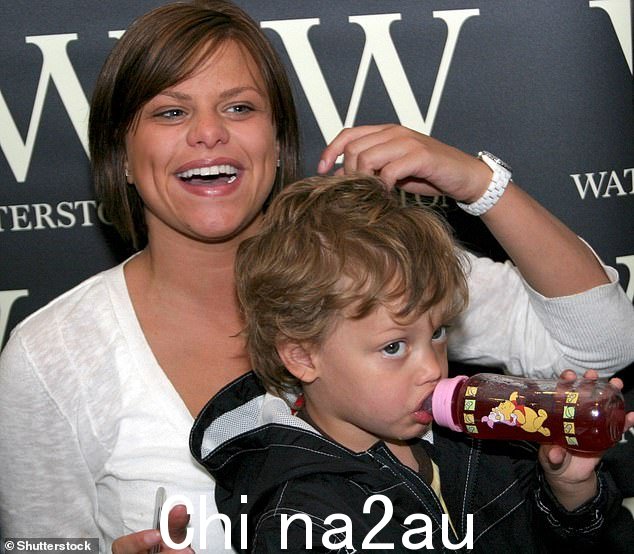 家庭:鲍比是已故老大哥明星 Jade Goody 的长子,他在五岁时因癌症去世(2006 年与 Jade 合影)