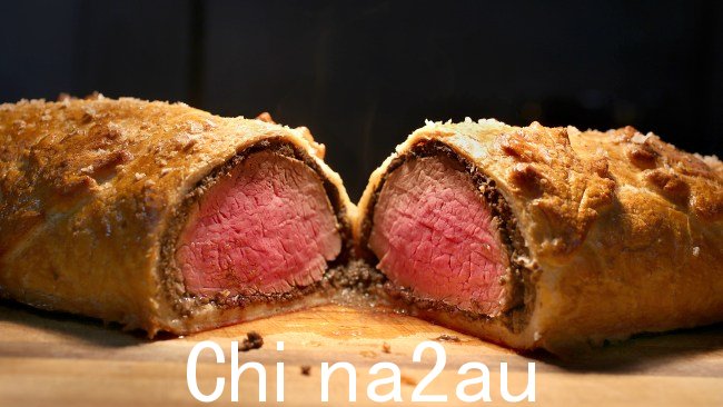 惠灵顿牛肉通常由牛里脊肉组成,上面涂有肉酱、切碎的蘑菇、火腿,然后用酥皮包裹。图片:Getty Images