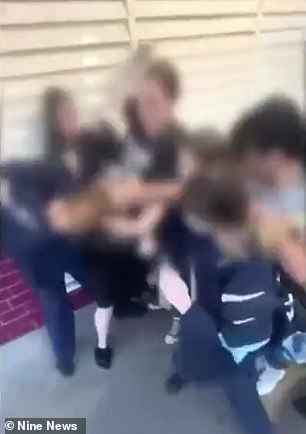 据称一名青少年被多达六名女学生殴打