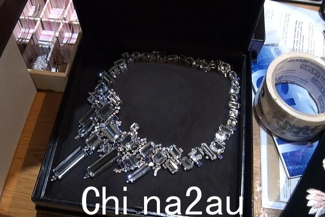 通过出售 Caddick 的资产(如图,Caddick 被扣押的一条项链)追回的 300 万美元,55 名受害者获得了一份