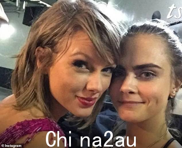老朋友:Delevingne 加入了 Swift 后台 - 他们在那里摆了一张自拍照,后来这张照片出现在模特的 Instagram 帐户上