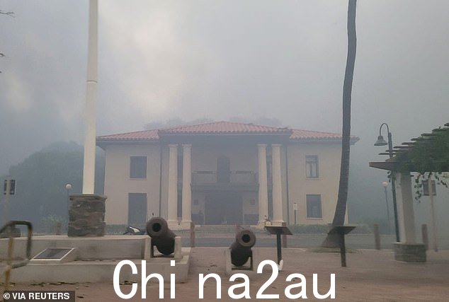 毛伊岛一座建筑物上空升起浓烟