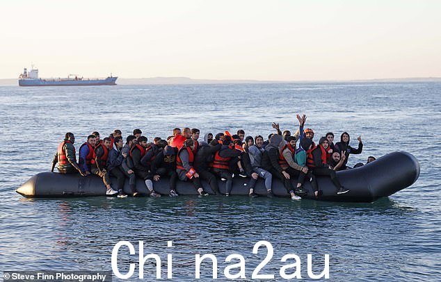 移民向接近英国海岸的摄像机挥手