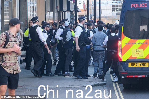 警察聚集在牛津街,威胁大批年轻人试图冲进商店