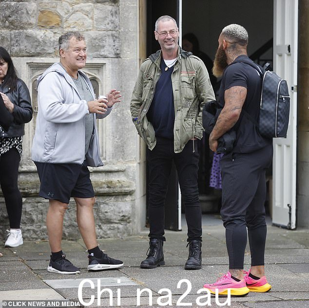 Fun: Paul Burrell 和 Ashley Cain 也与 Michael 在片场合影