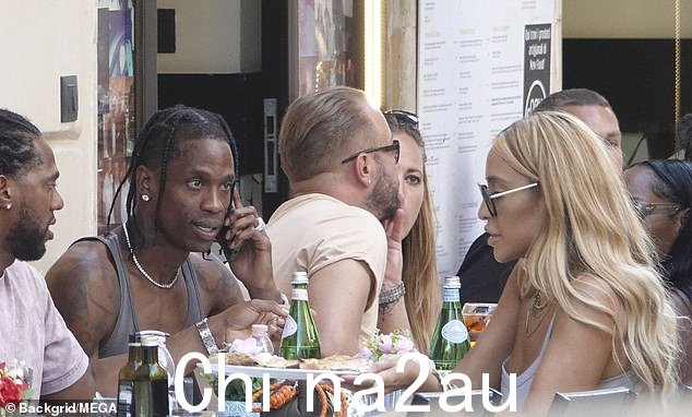 演唱会结束几小时后,名誉扫地的 Astroworld Festival 创始人特拉维斯·斯科特 (Travis Scott)(左)在罗马时尚蒙蒂街区的一家餐厅与一位神秘女子(右)一起在户外享用披萨和宽面条周二