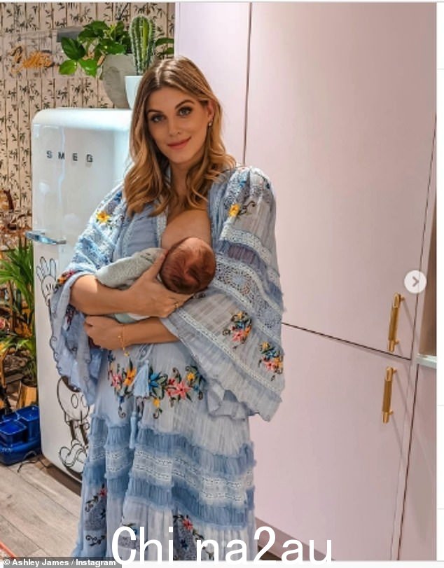 随时更新:自从欢迎 Alfie 以来,Ashley 经常在 Instagram 上详细介绍她的母乳喂养历程