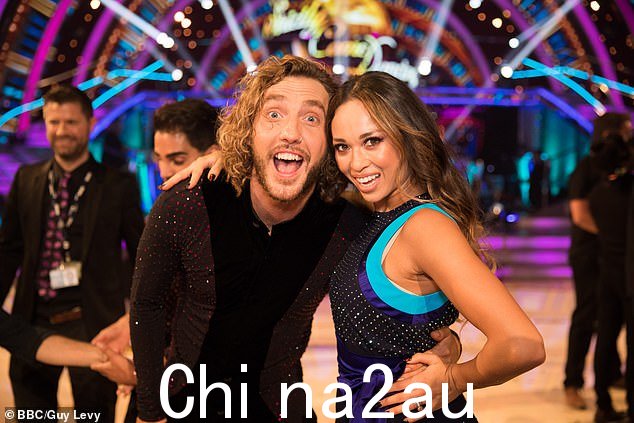 哦天哪...话题随后转向了 Strictly——这一丑闻一直困扰 Seann 的职业生涯——在他被拍到在舞蹈比赛中亲吻 Katya 后,导致了与 Katya 的公开分手。 Rebecca(Katya 和 Seann 摄于 2018 年)