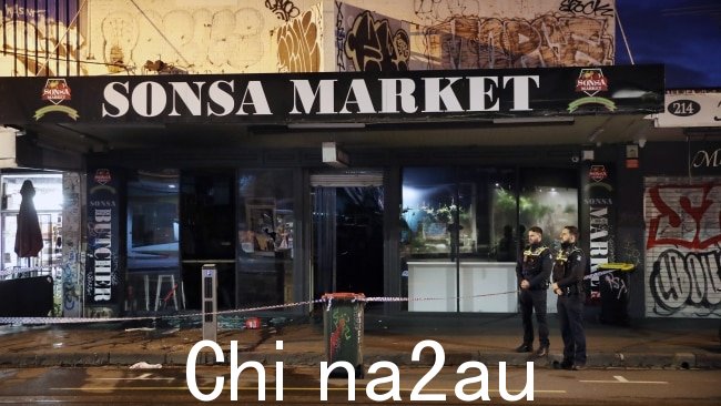 Emergency六月下旬,三人砸碎并点燃了科林伍德的桑萨市场杂货店,救援人员接到电话前往该市场。图片:David Crosling