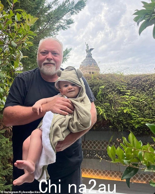 凯尔·桑迪兰 (Kyle Sandilands) 周五在他的 KIIS FM 广播节目中激动地庆祝了儿子奥托 (Otto) 里程碑式的一岁生日