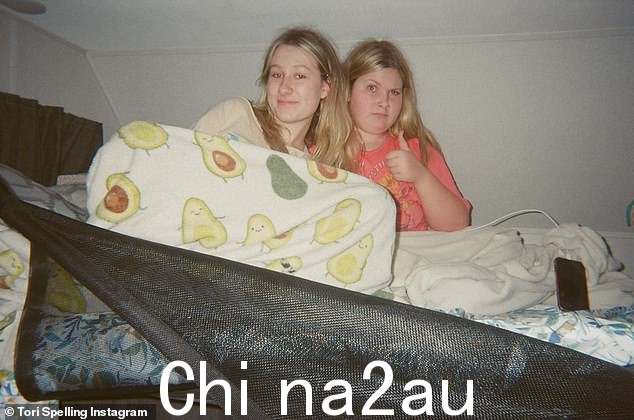 牛油果床单:两个女孩躺在床上微笑