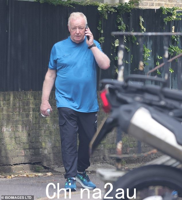 准备跳舞:周五,人们看到莱斯·丹尼斯 (Les Dennis) 第一次参加《舞动奇迹》的演出排练,他看上去精神抖擞