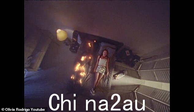 爆炸:但是当奥莉维亚一脸挫败地躺在他身边时,他似乎自燃了,在她旁边的床上留下了小火焰。