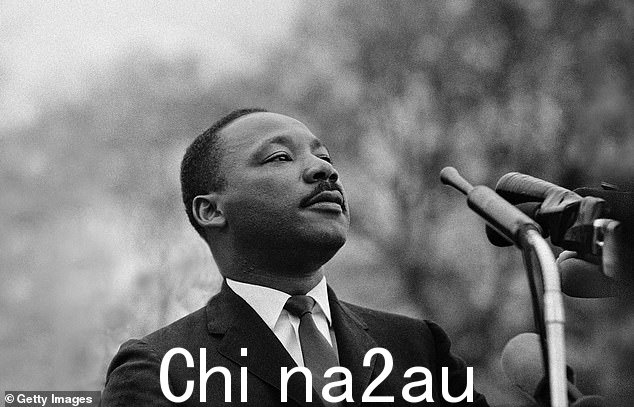 艾伯特先生引用了马丁·路德·金的话(上图):“我希望生活在一个国家,在这里我的四个孩子的评判标准不是他们的肤色,而是他们的肤色。”内容他们的性格'