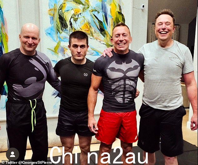 Musk 最近几周一直在与 UFC 传奇人物乔治·圣皮埃尔(红色短裤)一起训练