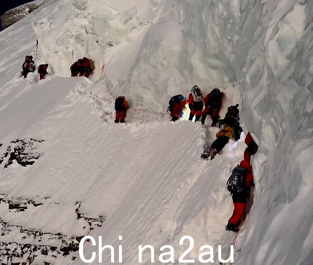 其他登山者没有帮助他,而是爬上山坡并超越了他
