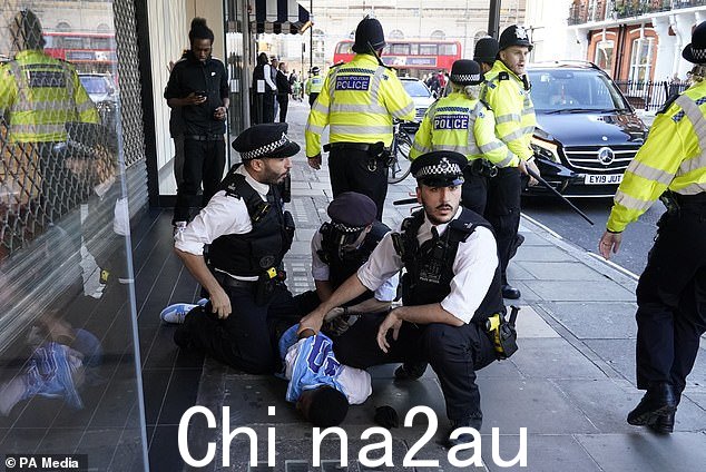 周三,有人看到警察在牛津街地区将年轻男子摔倒在地