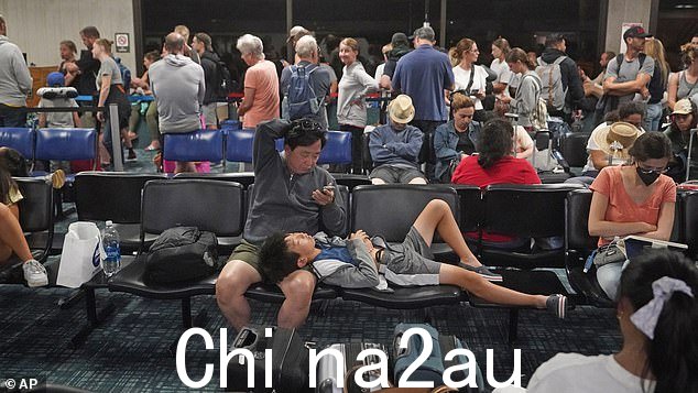 夏威夷交通部确认毛伊岛卡胡卢伊机场已开放,数千人滞留在那里试图逃离该岛