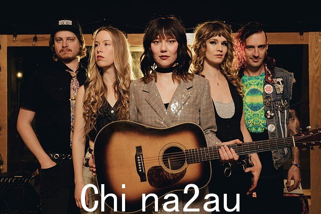 明星:莫莉·塔特尔 (Molly Tuttle)(中),现居纳什维尔,二月份凭借她的平拨吉他实力赢得了格莱美奖