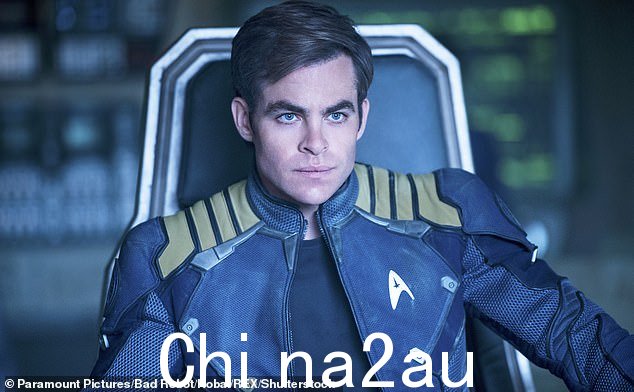 No Trek:他还曾在 2009 年的《星际迷航》中扮演 James Tiberius Kirk 船长的角色,由 Chris Pine 饰演