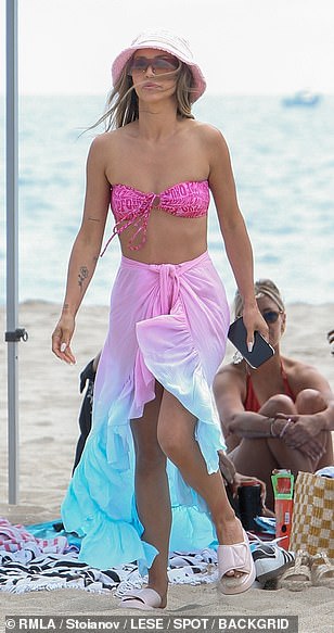 芭比娃娃:谢安娜·谢伊 (Scheana Shay) 穿着粉色比基尼引人注目