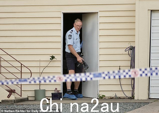 警察前往罗克汉普顿一家人的家中的犯罪现场