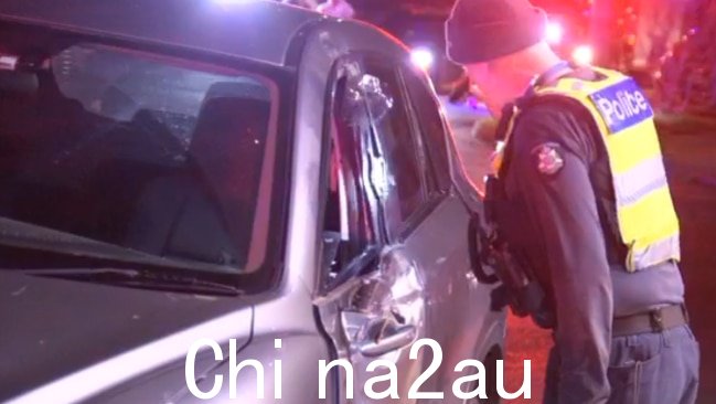 警方正在调查事故原因,其中一辆车的左前门严重受损。图片:澳大利亚天空新闻