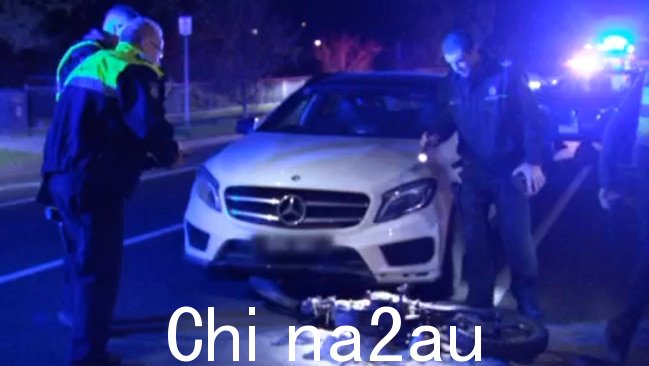 警方检查事故现场,一名摩托车手死亡。图片:澳大利亚天空新闻