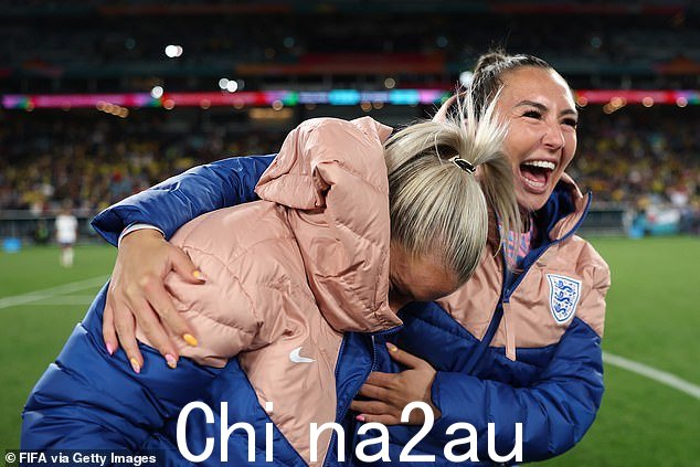 英格兰队的鲁索和凯蒂·泽勒姆庆祝球队在 FIFA 女足世界杯四分之一决赛中以 2-1 获胜