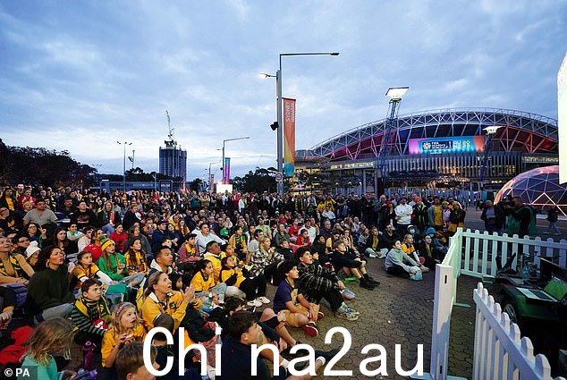 在女足世界杯英格兰队和哥伦比亚队四分之一决赛之前,球迷们在球场外的大屏幕上观看澳大利亚对阵法国队的比赛
